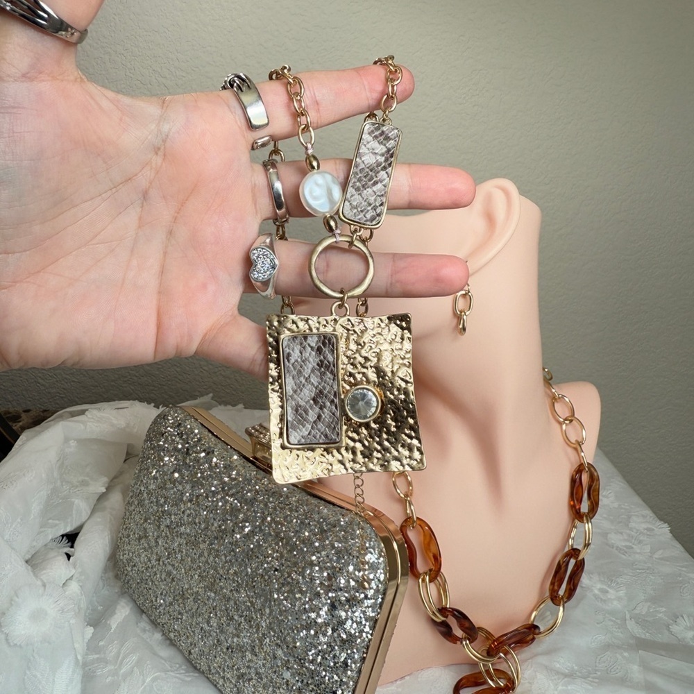 ⚜️❤️🔥 Elegant Gold Necklace With Accents - Picture 10 of 10
